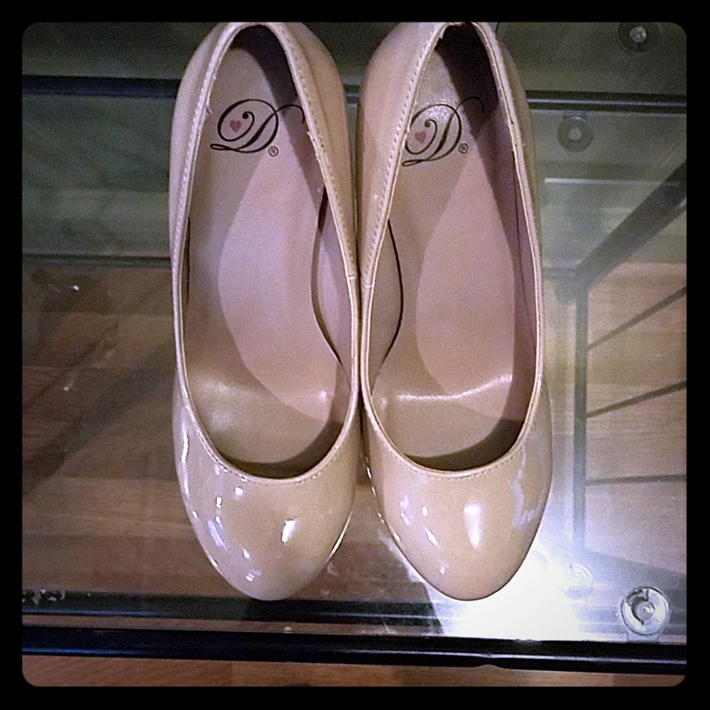 Nude pumps